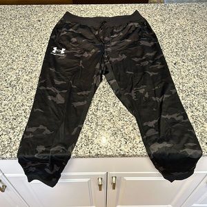 Under armour camo jogger sweatpants